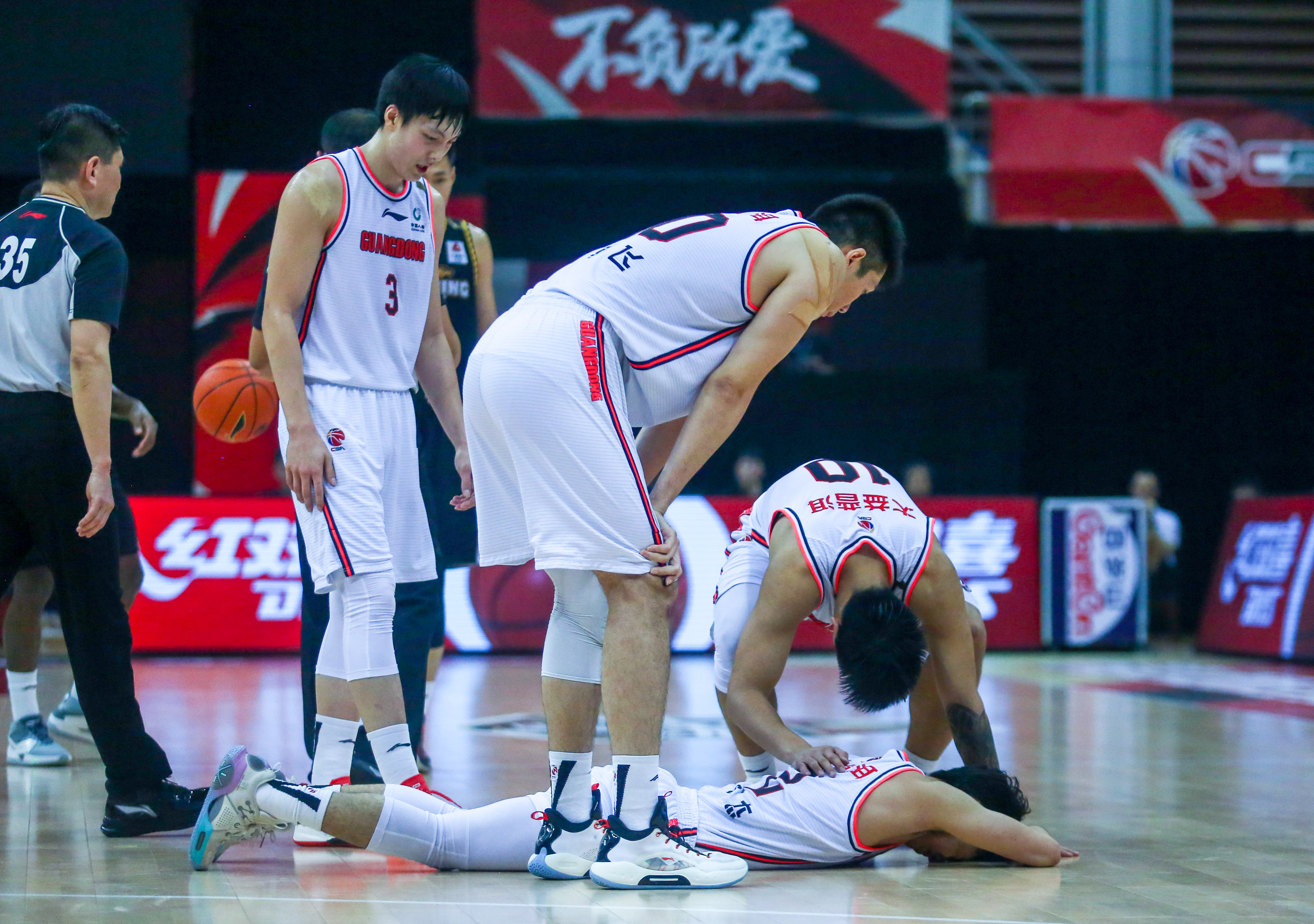 足球直播_上海男篮遭遇惨败,主场失利难以扭转连败局面的简单介绍